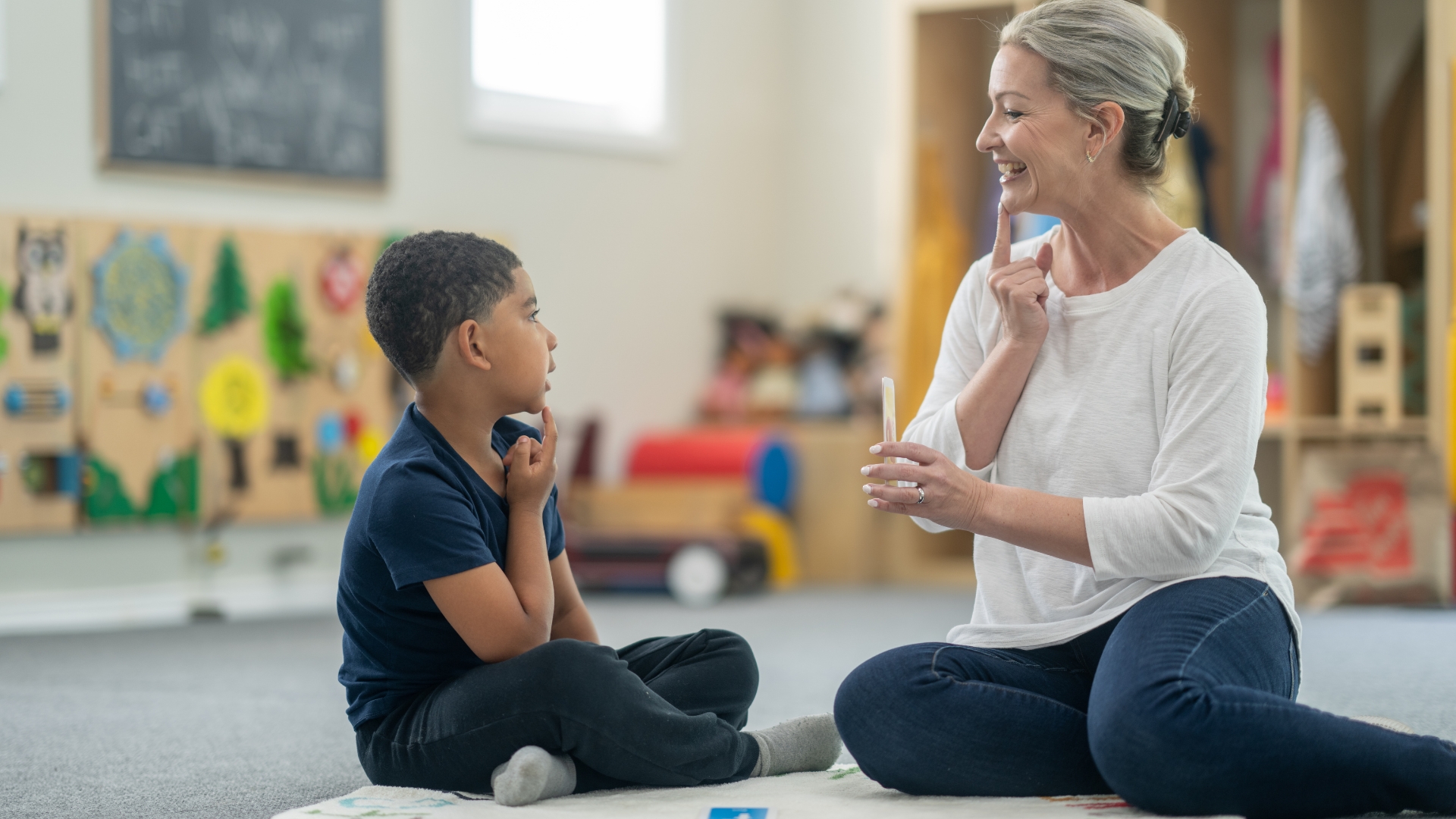 Parent and child practicing relaxed conversation strategies during fluency therapy